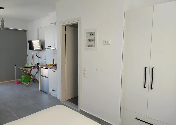 Almiriki- Ground Floor Seafront Appartamento